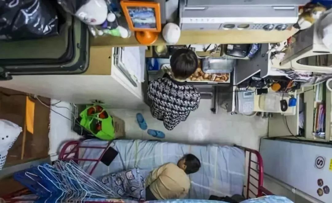 买不起房的香港夫妻，住在9㎡的小屋里，他们却说：住出了幸福感