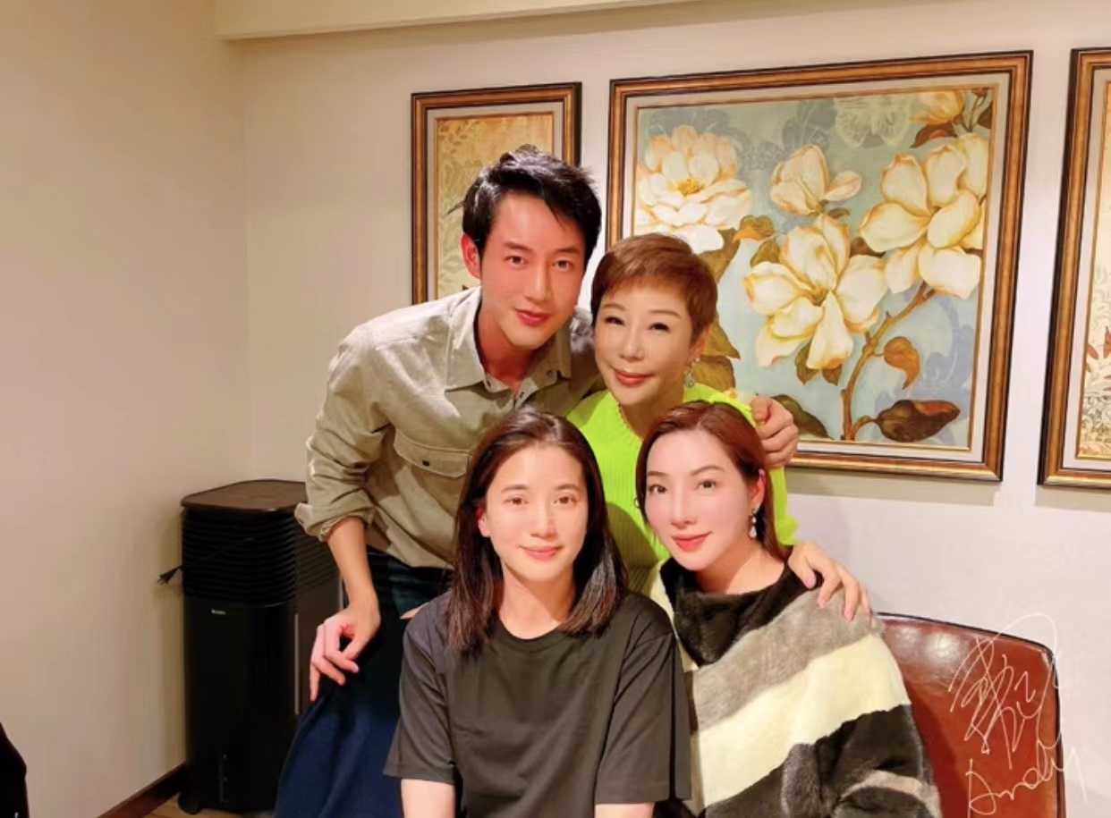 50岁袁咏仪与友人吃大餐,喝到微醺脸颊红润,桌上数瓶茅台显奢侈