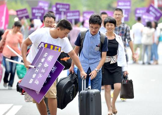大一新生入学后需要迁户口吗?过来人给出意见,学生要提前做准备