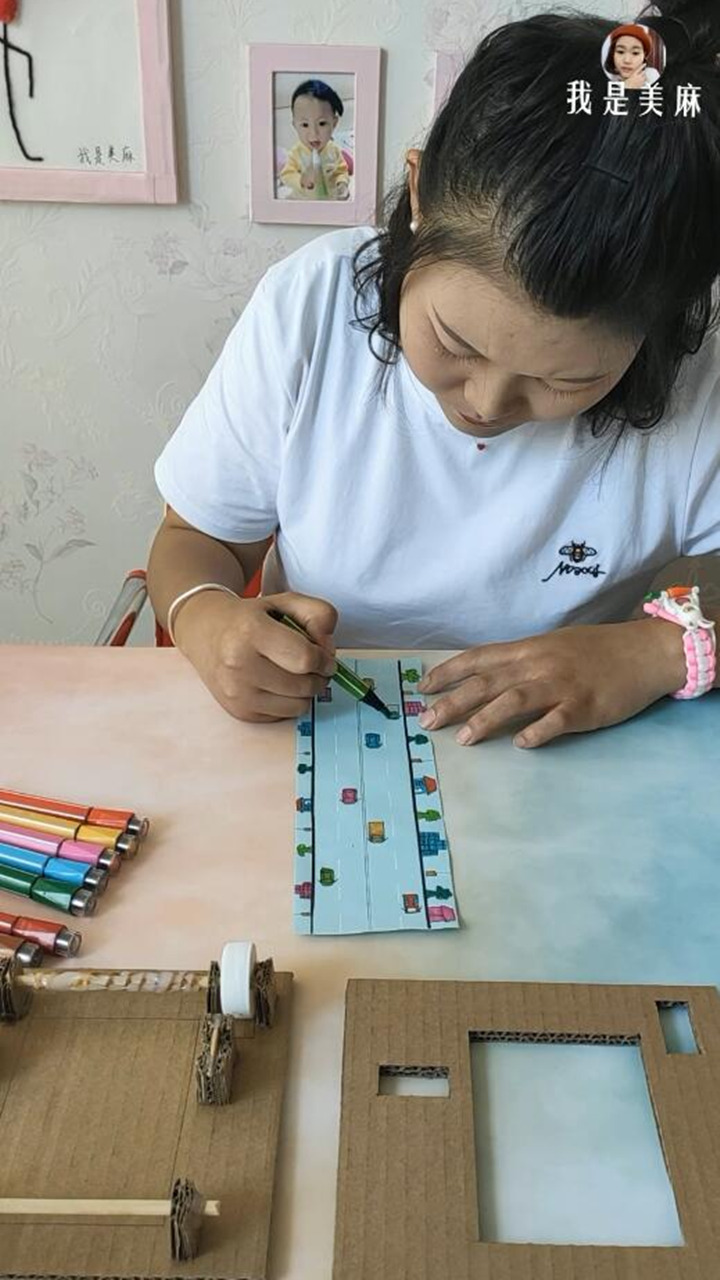 妈妈用废纸箱给儿子做了个小玩具，用两根手指就能玩，画面很逼真