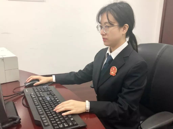 同样是法学生，选择律师事务所和公务员，10年后的差距一目了然