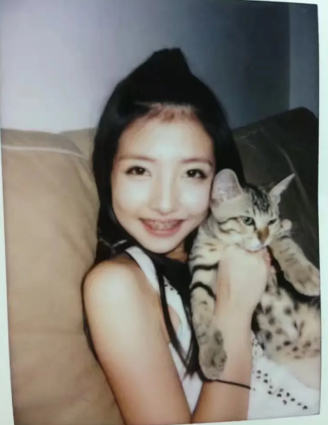 豆得儿近照曝光引争议，被指浓妆盖不住痘印，不复当年清纯模样