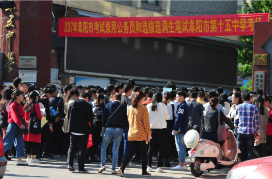 公务员也并非“铁饭碗”，直系亲属若有三类问题，很容易受到牵连