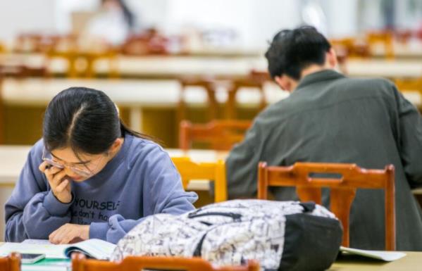 大学里含金量高的证书，大学生尽量考下来，毕业后将有助于就业