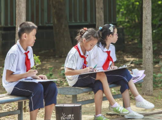 学生穿同样的校服，资深班主任通过这一点，就可以看出家境好坏