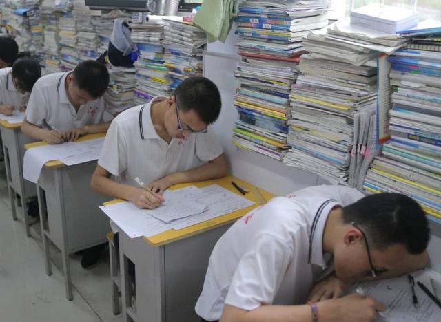 初中时男学霸“扎堆”，高中后逐渐减少？老师：女强男弱已是常态