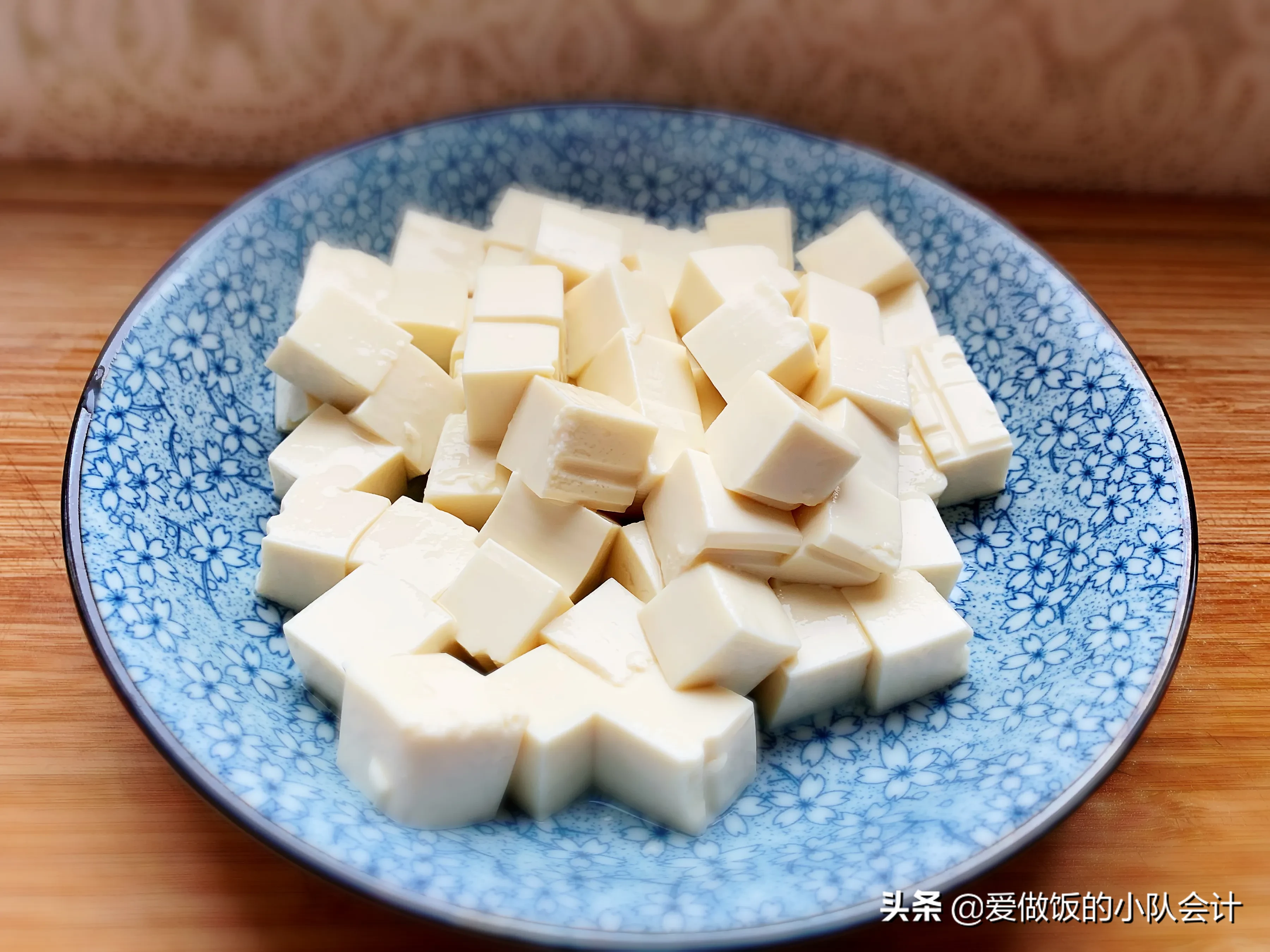 蟹黄豆腐在家做，掌握窍门，色泽金黄，味道鲜香，方法很简单