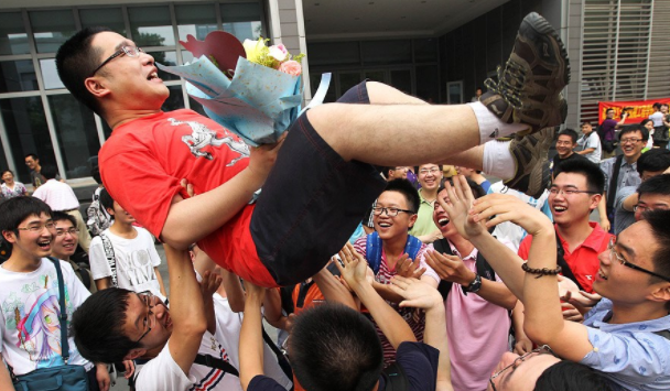 300多分宴请被嘲笑，升学宴是本科生专属？这些专生为其鸣不平