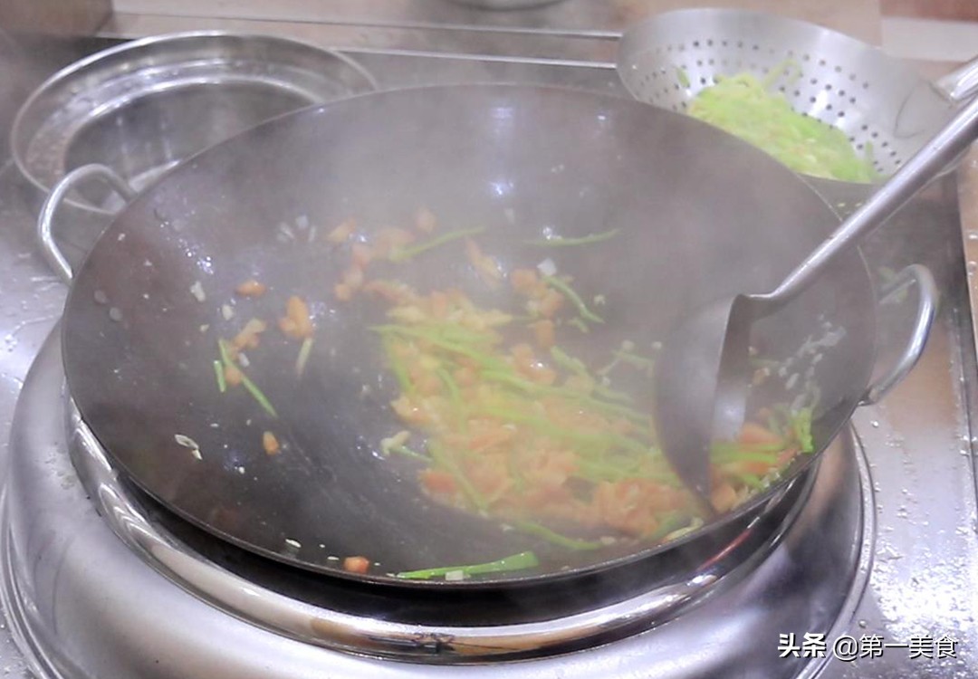 炒茄子丝的家常做法（厨师长教你做小炒青椒茄丝超好吃）