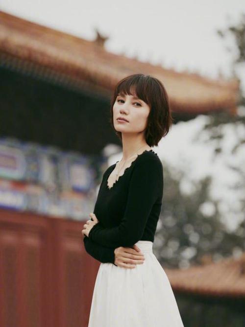 今秋不流行“露脚”了，陈数袁泉都这样搭，保暖时髦还显高