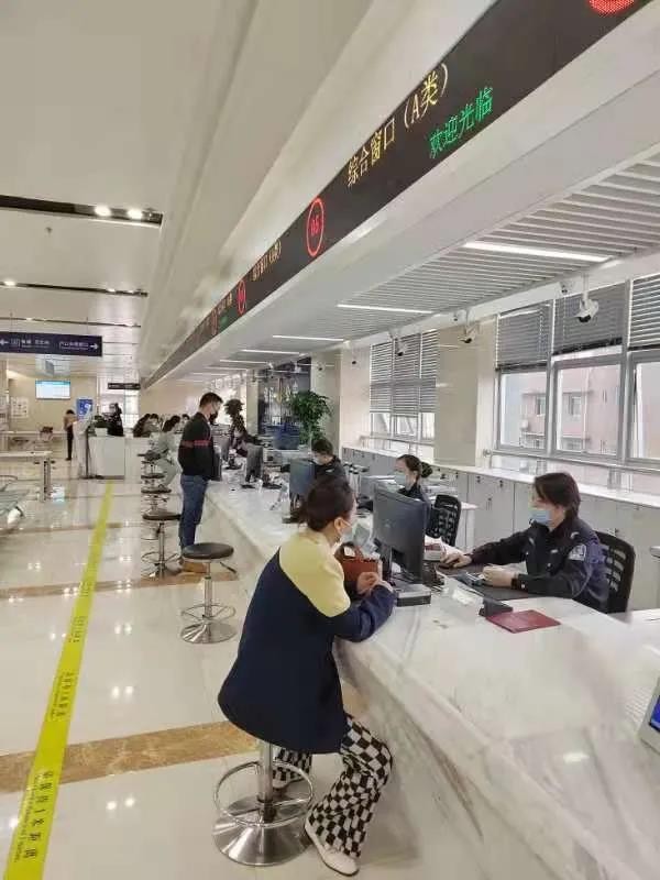 新华社四川频道 | 成都锦江公安实现户口业务与身份证一窗办理
