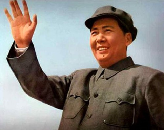 重庆谈判期间，毛主席的一支烟，让蒋介石后怕不已：此人不可轻视