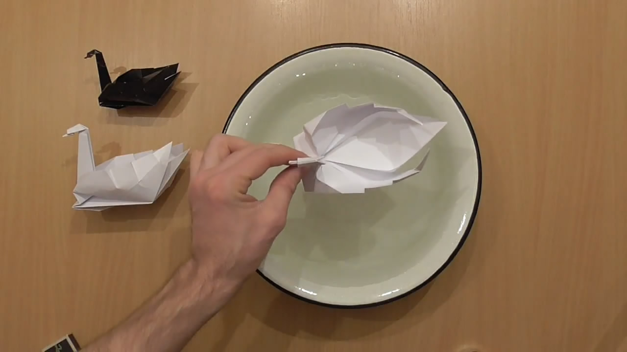 手工折纸小妙招，带你学习如何折纸天鹅船的方法，创意十足