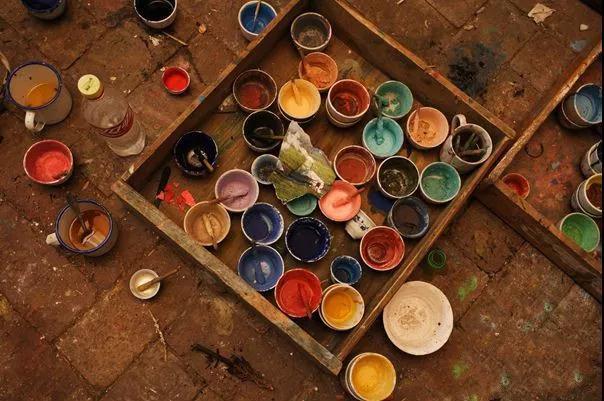 向来不惜重金购买矿物来研磨成颜料作画