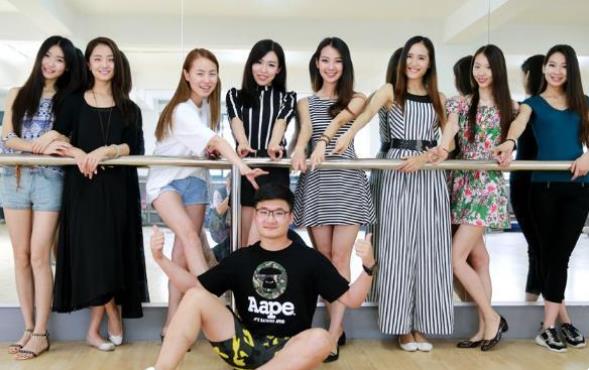 国内一所“中华”开头的大学，男女比例失衡，男生想逃课门也没有