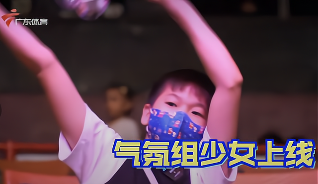 看哭了，14岁全红婵人生第1次逛动物园：10年的心愿，终于实现了
