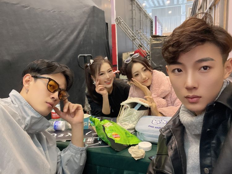 半岛聚焦丨怒减20斤经历残酷选拔淬炼，半岛女记者体验真实车模生活