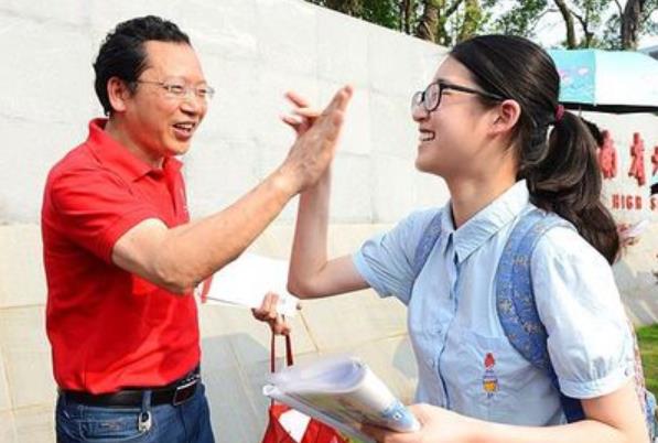 高考考生考前焦虑，担心发挥失常，父母暖心回答助力孩子超常发挥