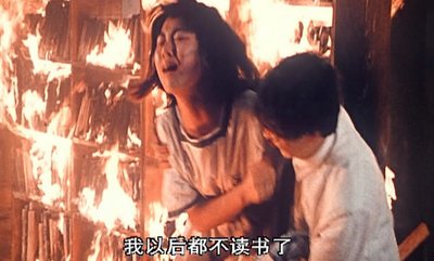 在这部1988年的老电影中，袁洁莹演女学生，林正英演警察
