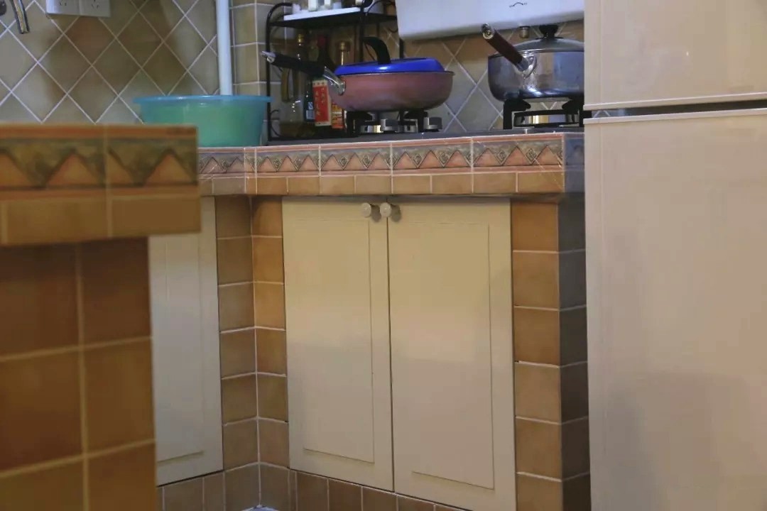 装修时，请师傅用瓷砖水泥砌橱柜，不仅结实漂亮，还一下省了5千