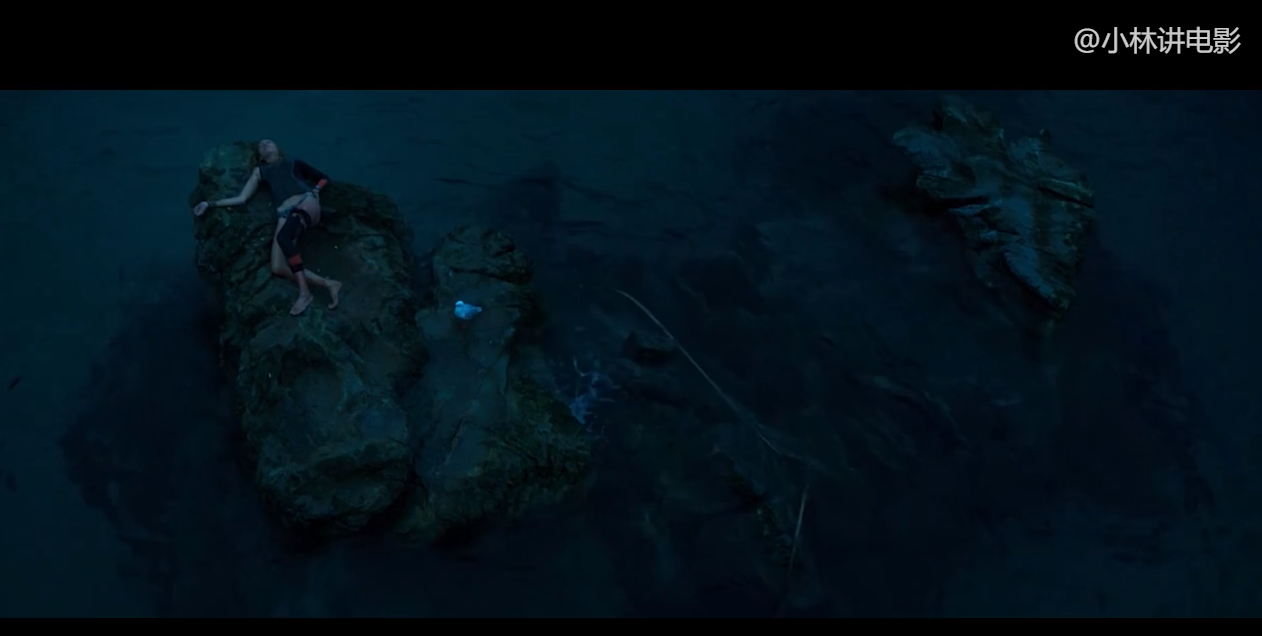 惊悚电影：金发美女被困海中礁石，与食人鲨大战3天3夜