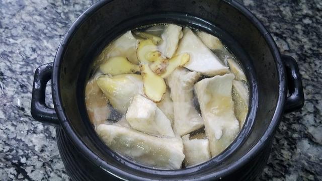 鸡肉里放进2块榴莲，这样做太好吃了，鲜香美味，一锅还不够吃