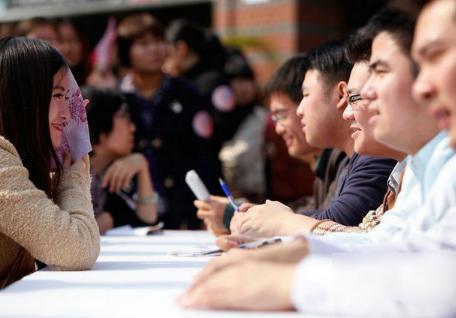 女大学生“怀孕”现象频发，大三学姐说出缘由，学生别不当回事