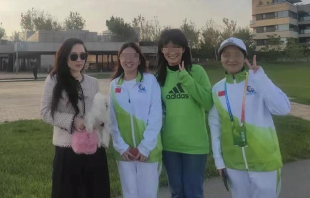 杜江夫妇在阿那亚被偶遇，霍思燕穿宽松裤遮肉，五官仍美得精致