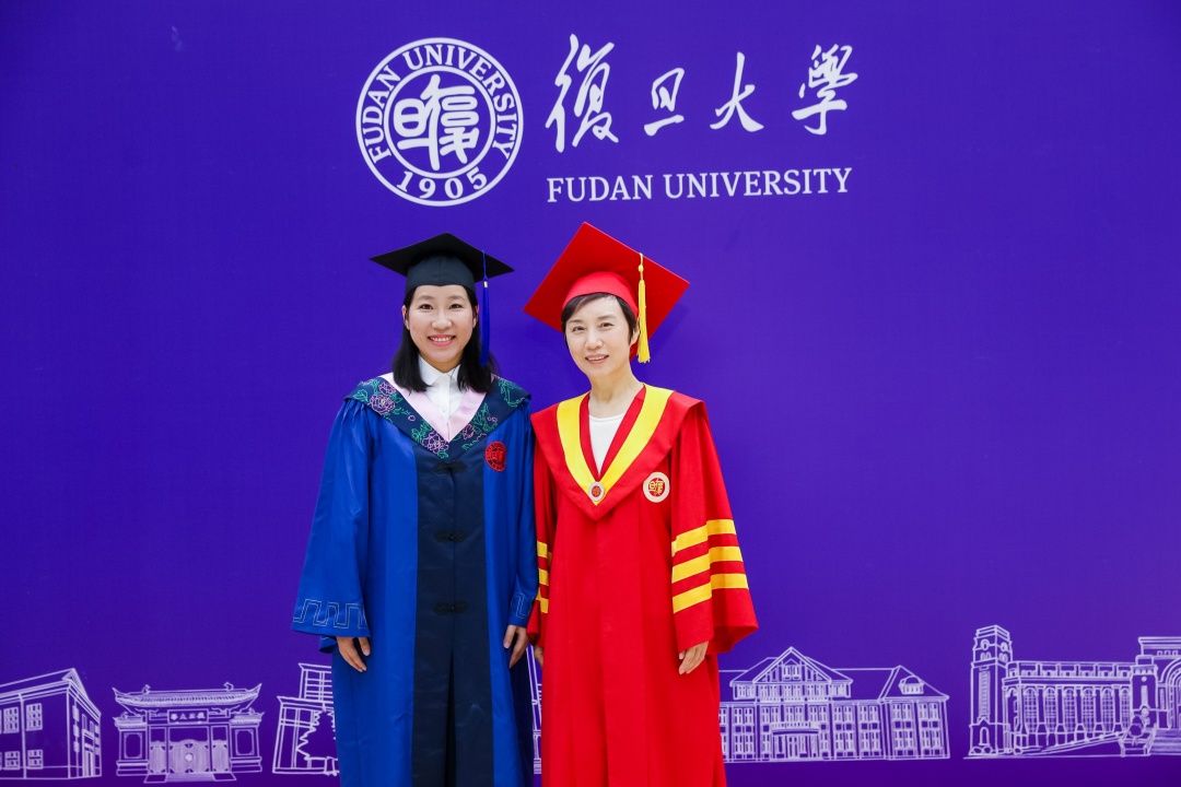 毕业季，复旦大学书记校长喊毕业生合影啦！