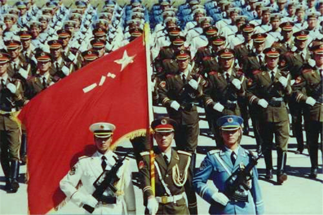 1985年，邓小平百万大裁军的背后深意