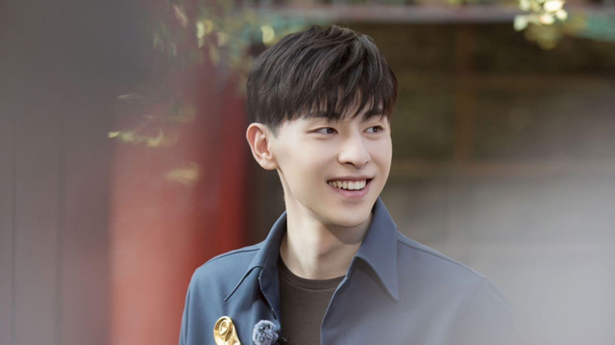 邓伦也同样是个小眼睛,单眼皮的演员,但他的人气可是一直都很爆,小编