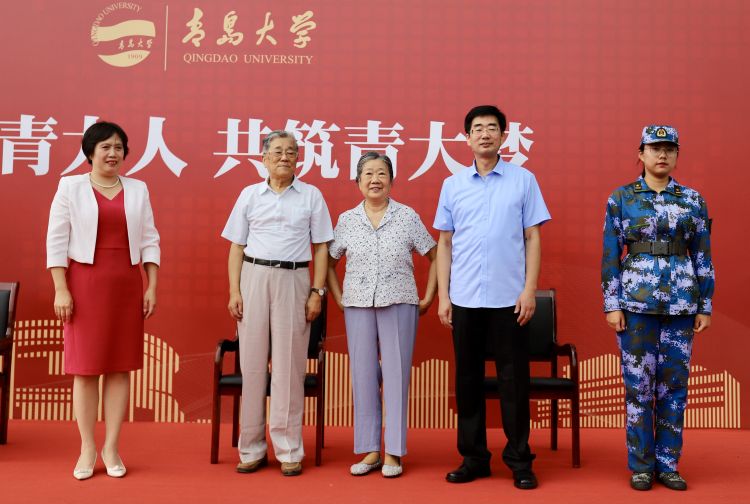 长大后我就成了你！青岛大学举行2020级开学典礼，祖孙三代接续青大情缘
