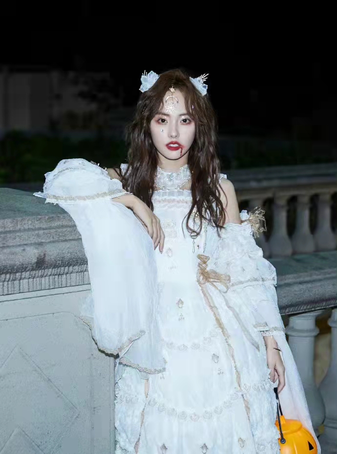 女星万圣节造型惊艳！毛晓彤魔女张嘉倪天使，赵雅芝化身霸气女王