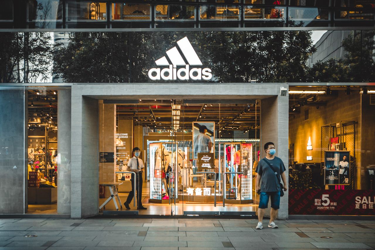 “adidas”是什么？一文解锁德国运动巨头发展史，快来看！
