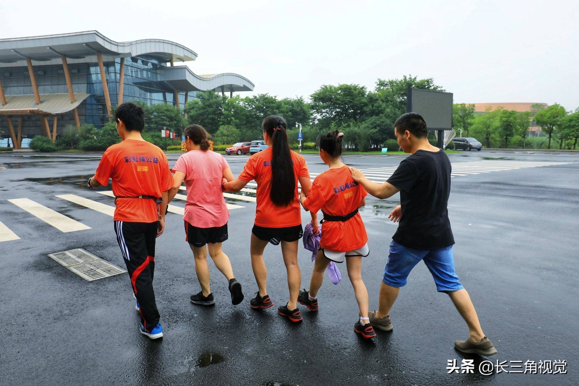 为爱奔跑！雨中，那一道七彩的虹……