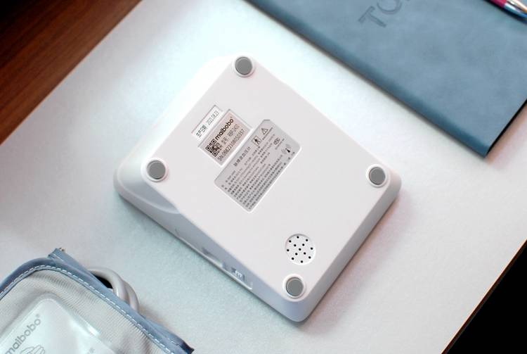 鸿蒙首款医疗生态产品脉搏波血压计RBP-2400体验：一碰就连，方便