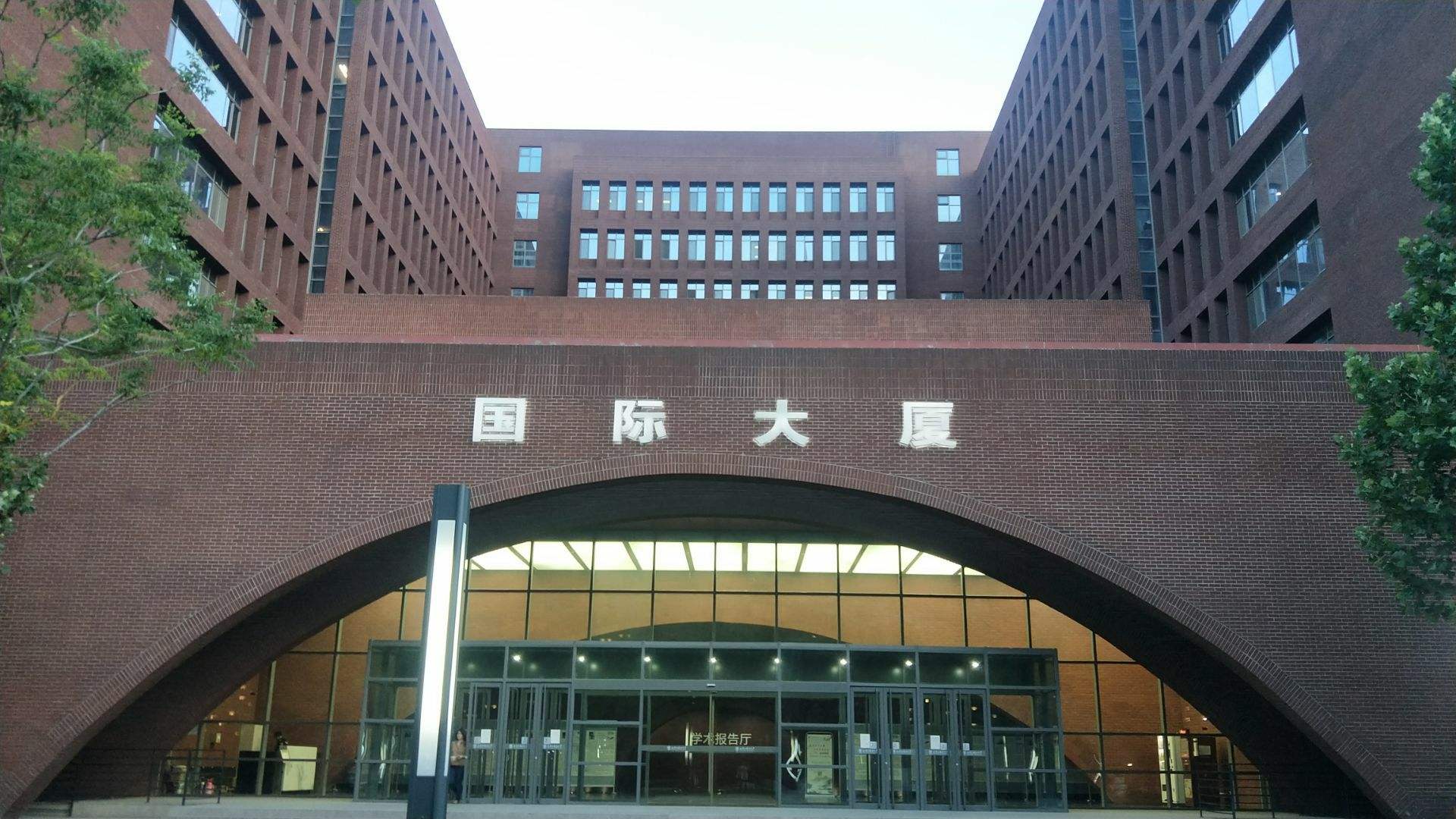 最值得报考的4所外国语大学，北外、上外实力当担，就业前景很好