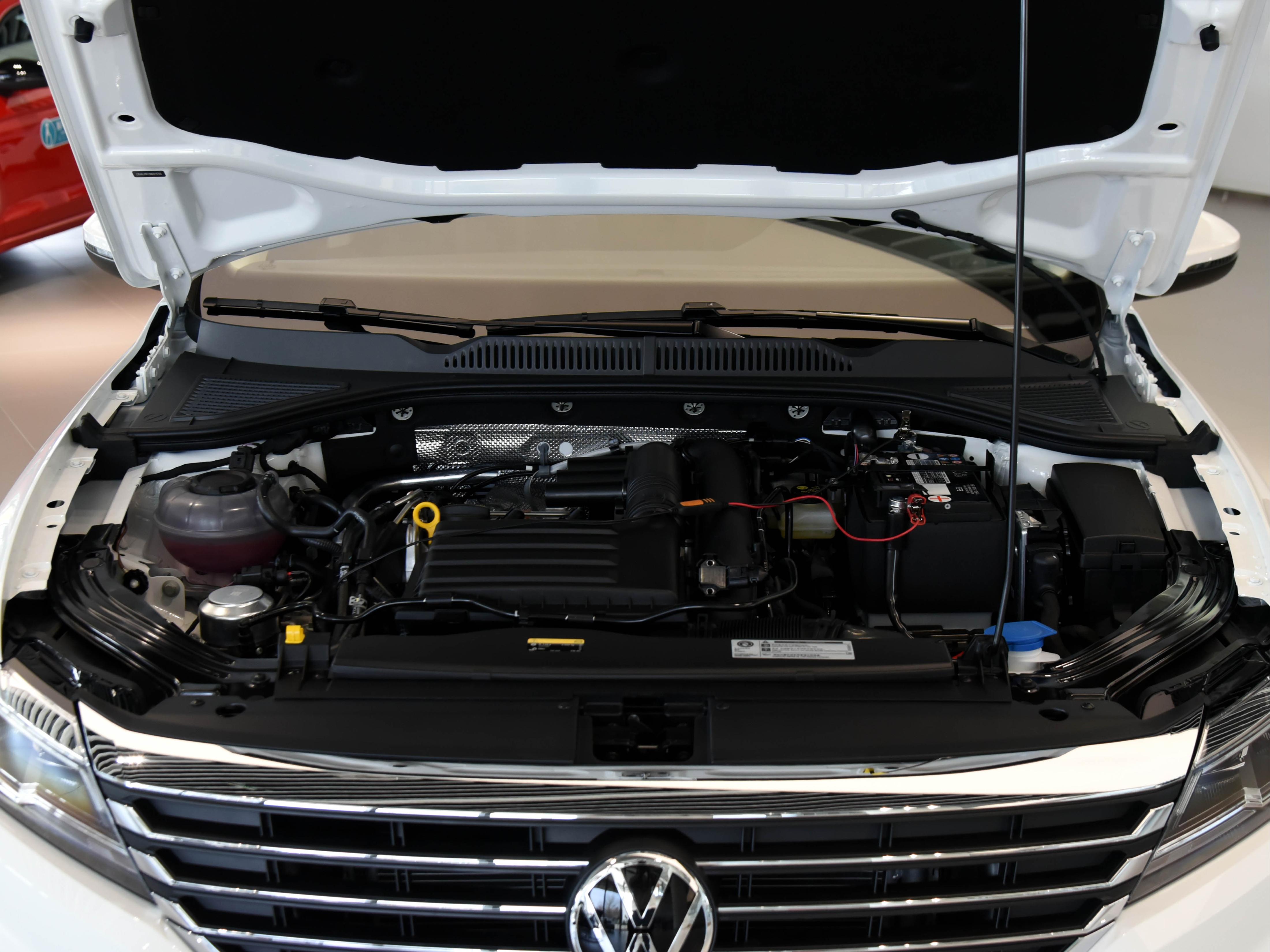 5.5L油耗大家轿，低价高配合资销量高，价格不错，带你看大众朗逸