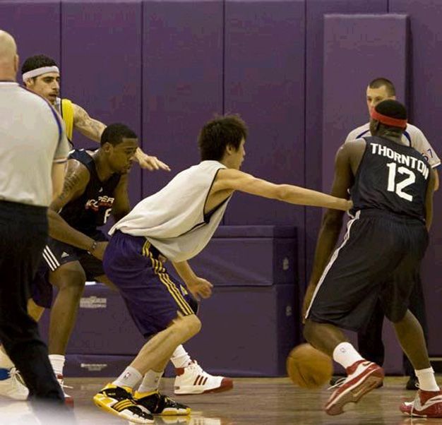 中国篮球有哪些球员现在nba(中国共有十名球员参加NBA夏季联赛！一人被21支球队考察却没留下)