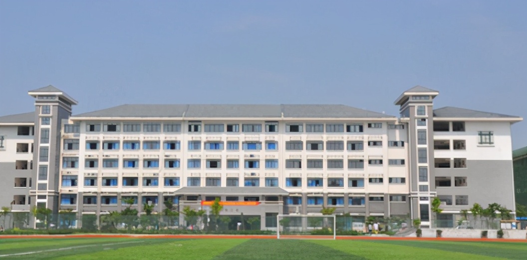 桂林高校男生撞脸易烊千玺，笑起来像吴磊，这不比招生简章有用