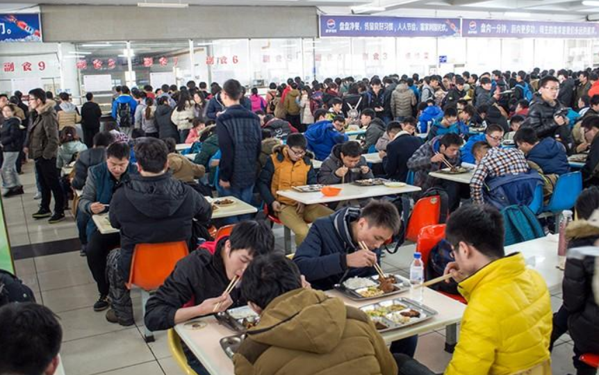 大学食堂标语走红，为了学生吃饭出奇招，阿姨多年的手抖都治好了