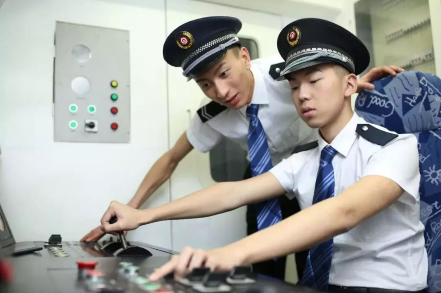高收入大学专业排名，学历和收入成正比，榜首月薪上万不是梦