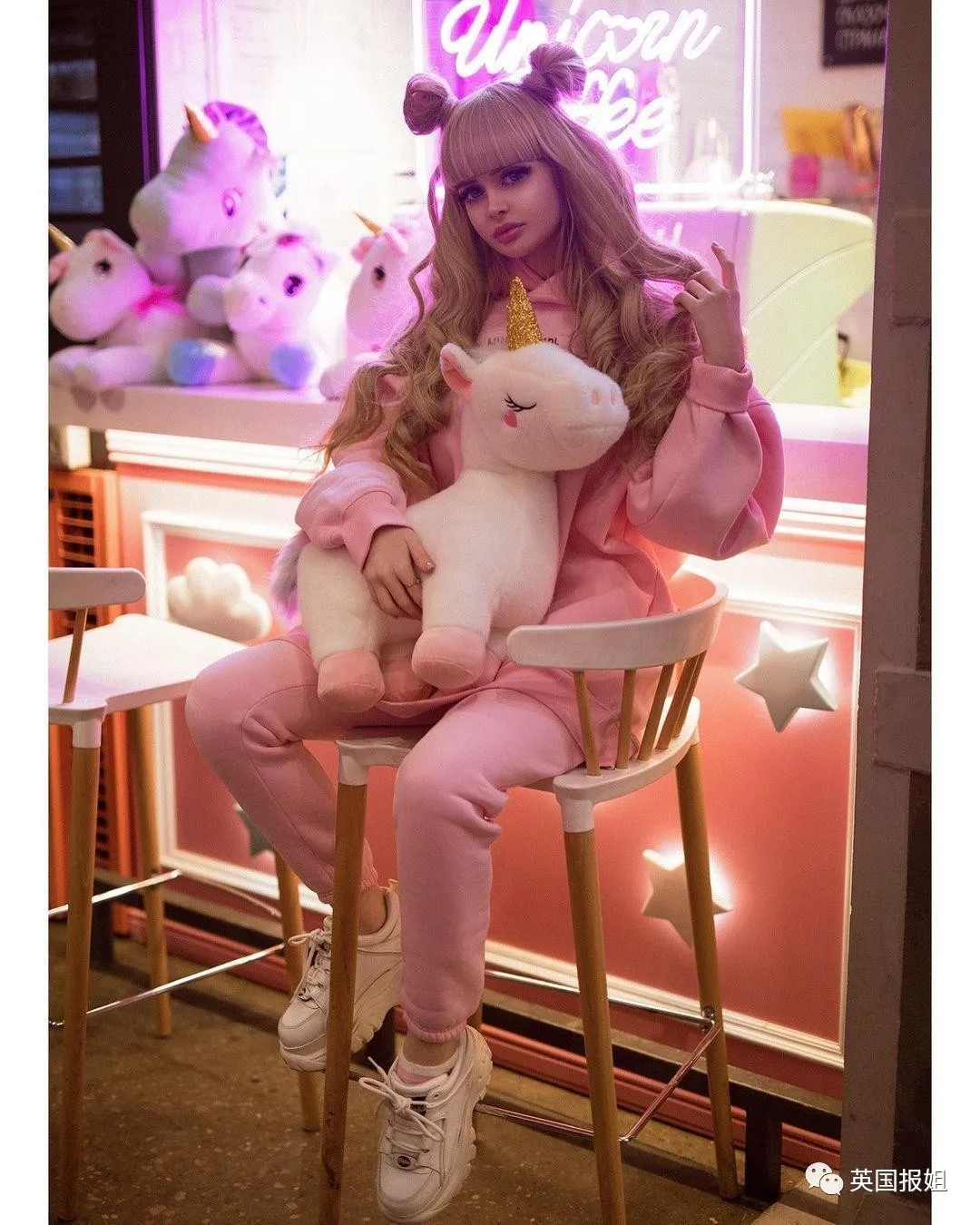 俄国美女从小被“圈养”！父母把她当活娃娃，丰胸细腰拍性感照