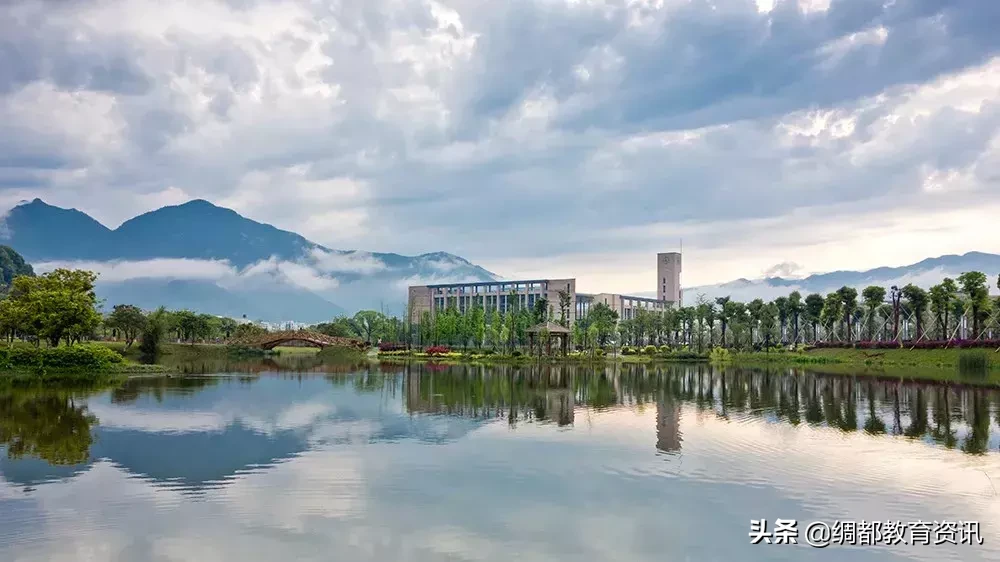 大学校区如此之多，一定仔细阅读通知书，前去报到不要走错地方呀