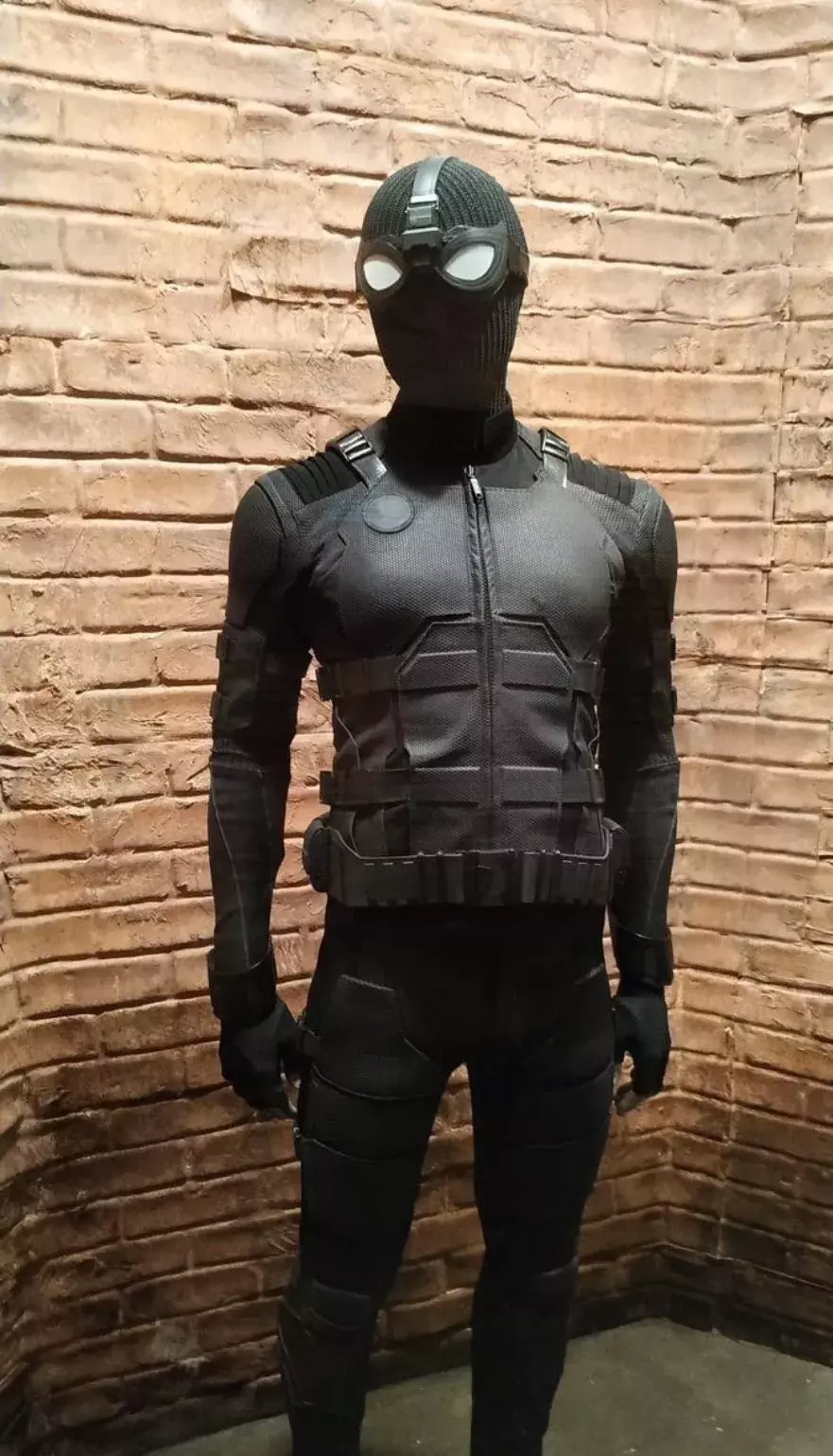 在这个镜头里,彼得甩下眼镜时局长就在他背后的车旁,因此这款战衣很有