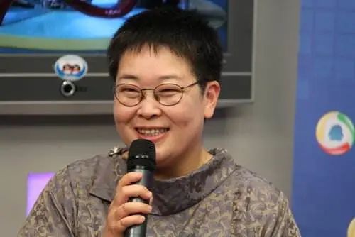 央视女主播逃不过的魔咒：大龄不婚？这10位女主持最大56最小已38