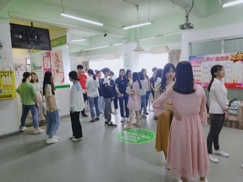 从我开始学英语口语的那天起，我发现原来生活还可以这么丰富多彩