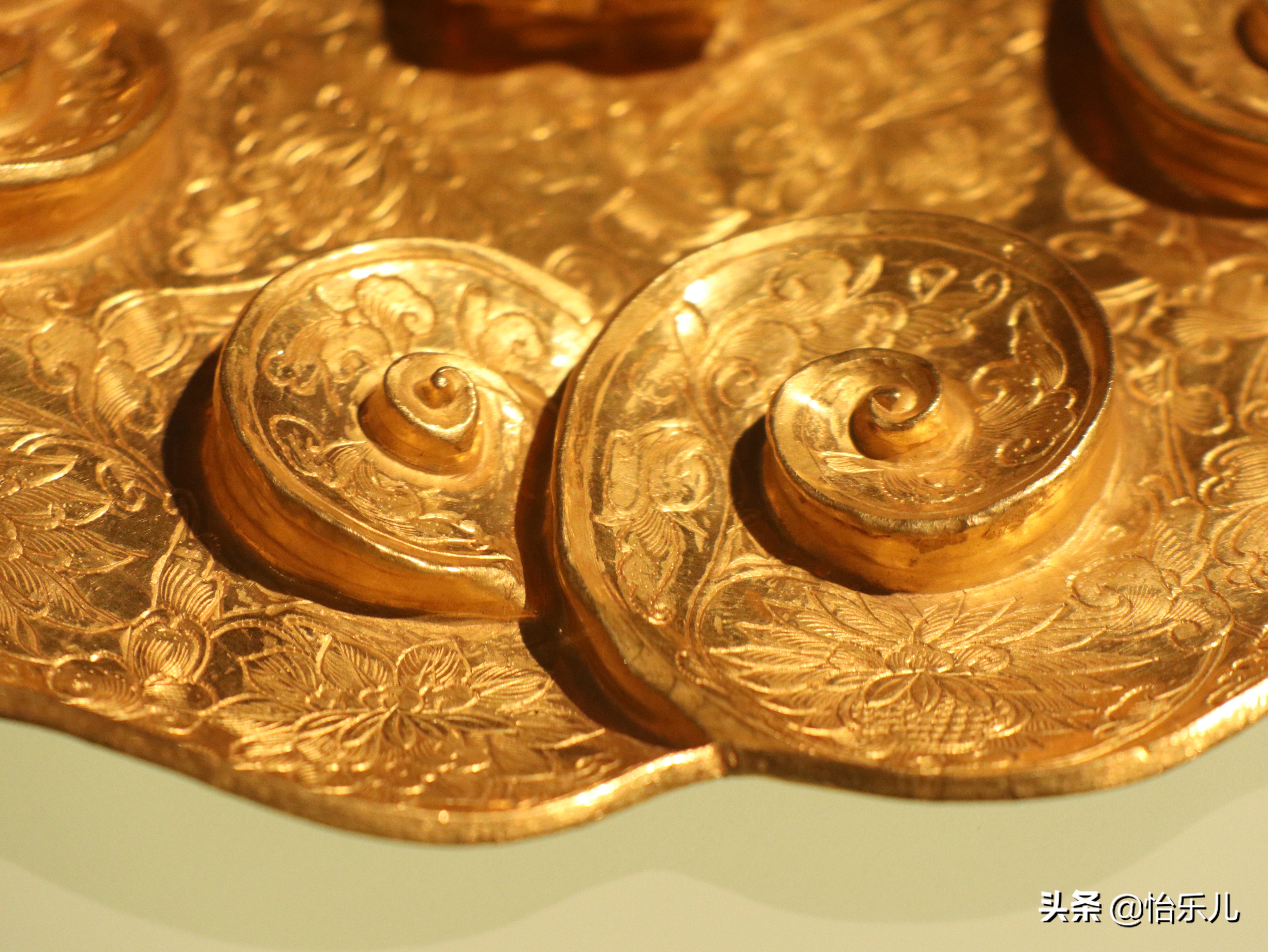 苏州一座墓出土54件元代金银器,纯度高型别致,还件件纹美艺精