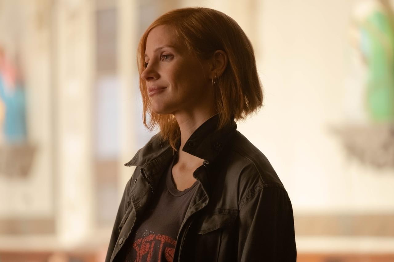 《艾娃》:杀手亡命天涯,被亲情戏拖累的动作爽片