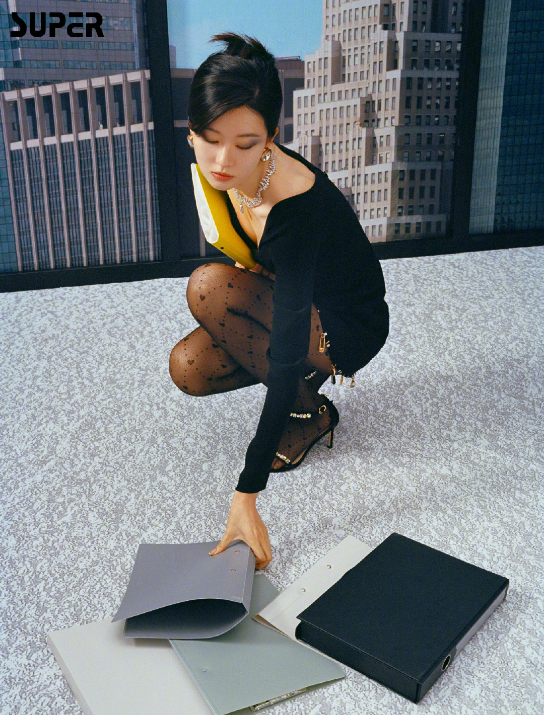 乔欣变90年代OL女郎，穿小黑裙配黑丝真性感，有港风美人的韵味了